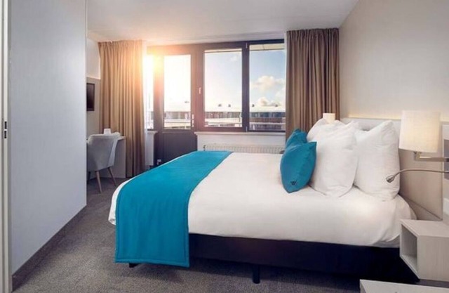 Island Comfort Steps from Ameland Beach, Dunes & Ferry – Hotel w/Parking