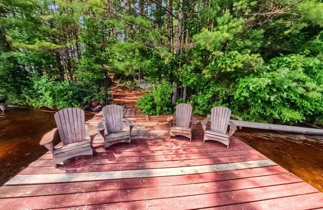 Island Cottage sleeps 8, dogs run free, Pontoon Boat, Hottub. Featured on ABC