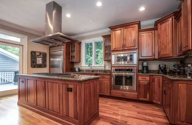 Island Getaway on Delavan Lake – Luxurious 8 BDR w/Private Pool & Game Room!