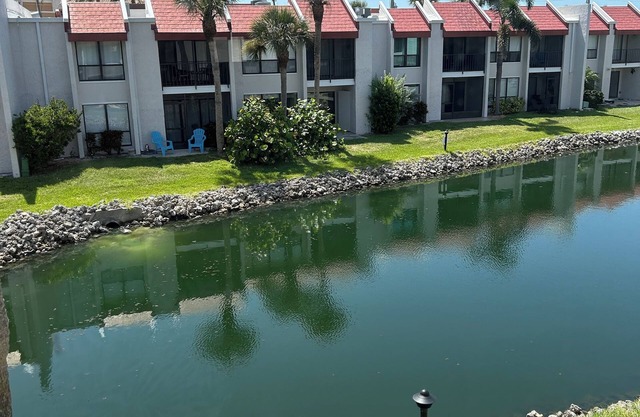 Island Oasis Retreat - 1 Minute Walk to the Beach