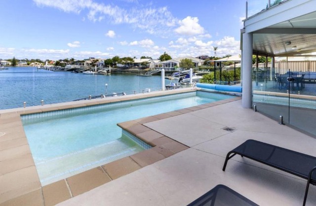 Island Paradise On The Canal