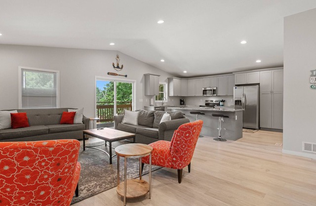 Island Park Loft- Sleeps 6 - 2 blocks from PM Park - 2 bed 2 bath.