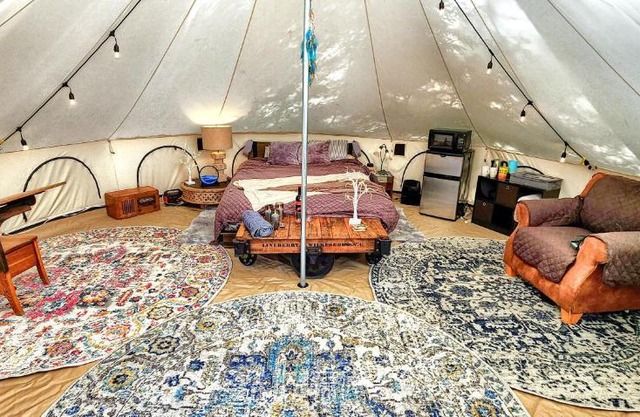 Island Waterfront Glamping - HotTub, Boat, Pet Friendly