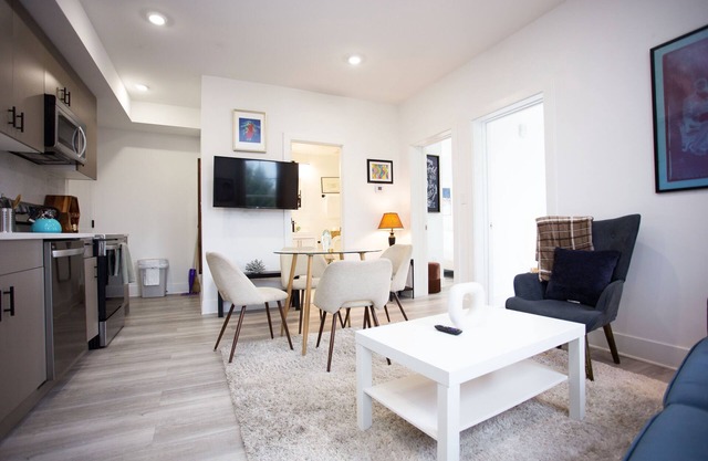 It's a Corner unit with cool City Skyline views!