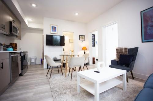 It's a Corner unit with cool City Skyline views!