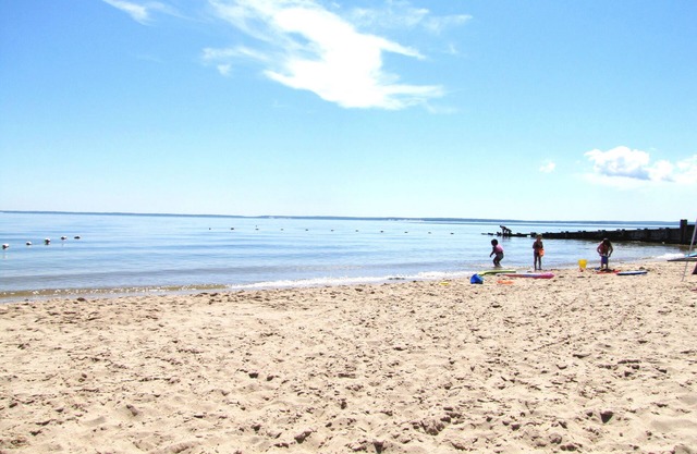 It’s All About the Beach ~ 3 minute walk to private sandy Bay Beach