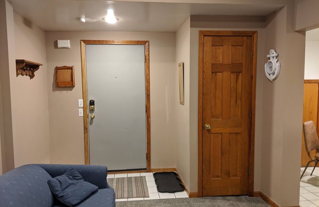 Jack's Joint's Fully Furnished Apt # 1 near water sports and downtown!