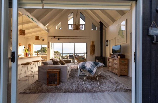JACKS SANCTUARY - amazing sea views, double outside bath, walk to the pub & cafe