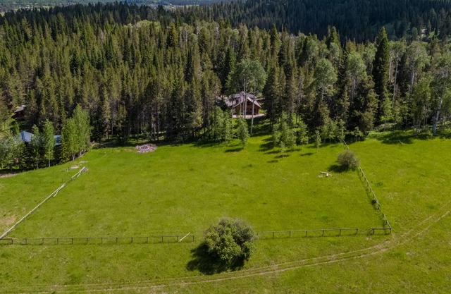 Jackson Hole - Wilson, WY private 3 acre compound 1 min. from Wilson