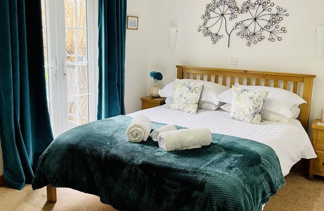Jasmine Cottage, 3 Bedroom, Child friendly, 10 mins Walk to Beach, large Garden.