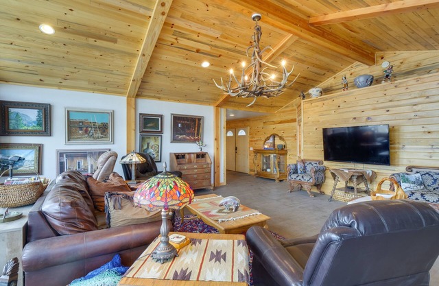 Jefferson Home w/Mountain Views & Horse Pastures