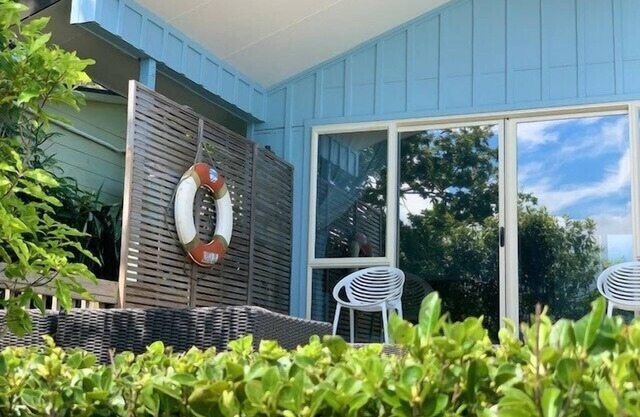 Jellicoe Views - Surfdale Holiday Home