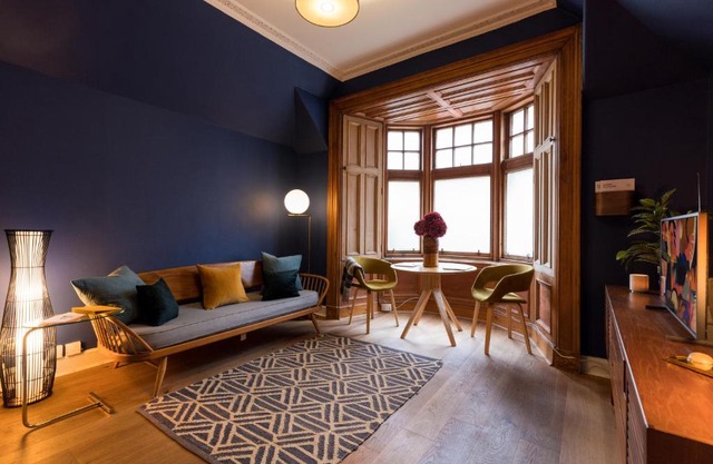 JOIVY Contemporary Cottage with Free Parking