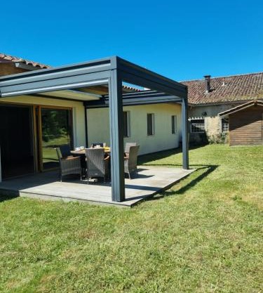 Jolie maison avec jardin et pergola