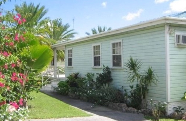Jolly Harbour, 3 bedroom villa, pool, close to beach and all amenities.