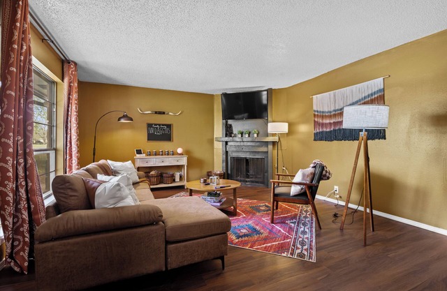 Joplin Avenue Junction: Two Bedroom Duplex