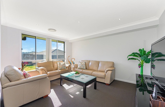 Jordan Springs 5 bedrooms home near shopping
