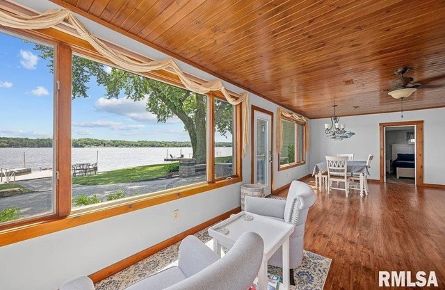 JOY by the River 3-bedroom RIVERSIDE bungalow w/WiFi, AC in charming Le Claire