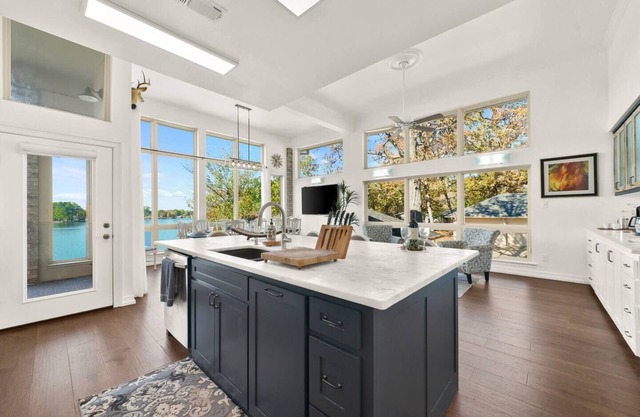 Jubenvilla at the Lake-5BD & 6BA