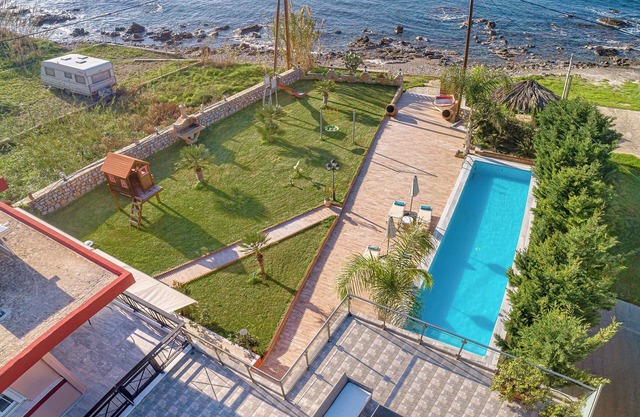 Julia's Apt On the Beach ★ Pool★Family Garden BBQ ★ 2 bdrm ★ Sunset View