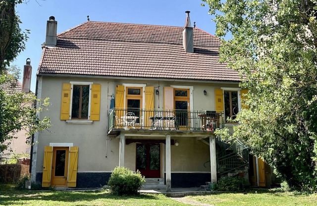 Jura-style house with garden in the heart of the village of mouthe