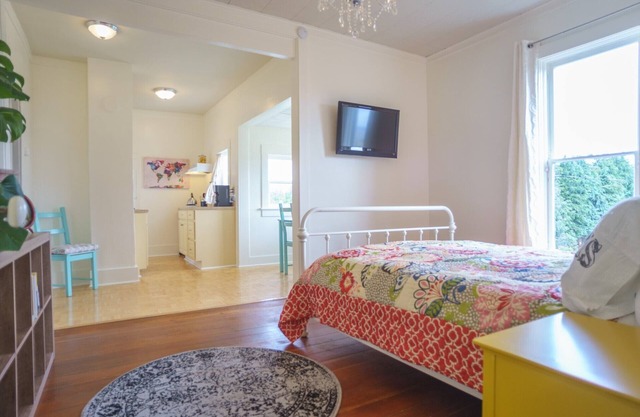 Just 3 Blocks from Downtown! Charming Studio Apartment!
