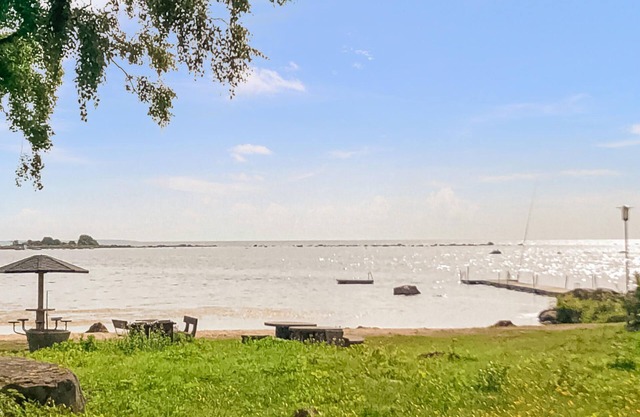 Just a few hundred meters from the sandy beach of Norjeboke, this cozy cottage welcomes you.
