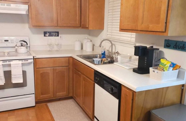 Just Like Home 3-bedroom house in wonderful Madison/Pet-Friendly