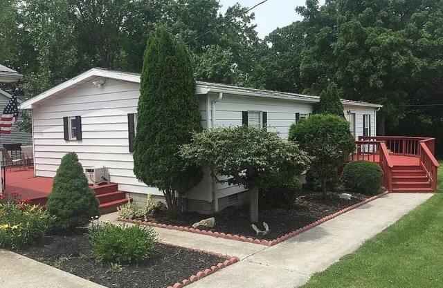 Just Peachy Peninsula Cottage - Outside of Lakeside