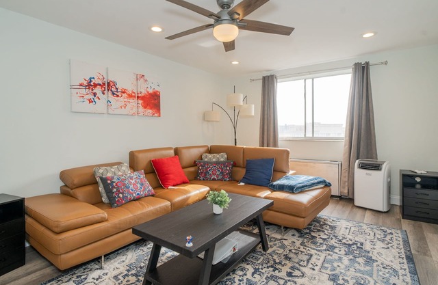 Just Renovated 3 BR/2 Bath/Parking & Downtown view