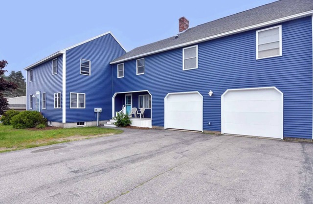 Just steps from the beach, large families and groups love this Hills Beach home.