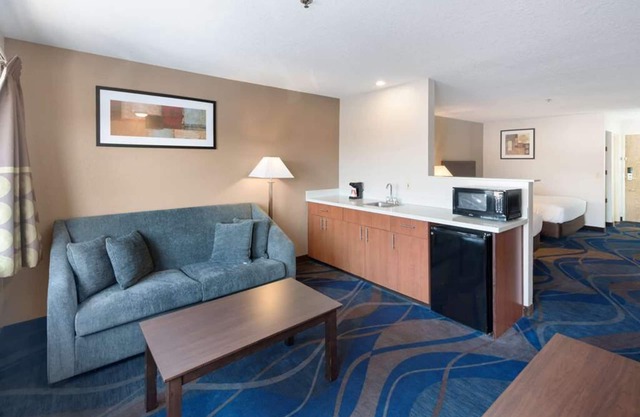 Just What You Were Looking For! Amazing unit awaits! Enjoy Free Breakfast!