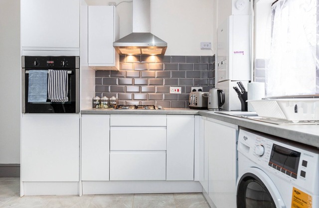 K Suites - Cozy 2 Bedroom with Parking and WiFi