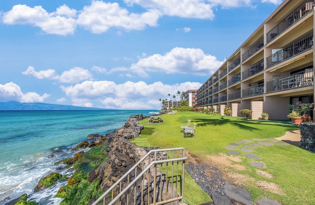 KA 402 Spacious West Maui Studio Steps to Ocean w AC Pool