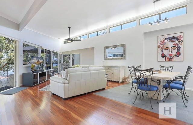 Karinyah - Panoramic Waterfront Views
