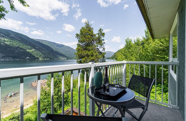 Kaslo, Upper Floor Paradise! 2 Beds, Hot Tub, Beach, laundry