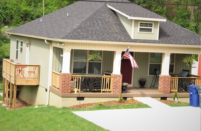 Kathy's Kottage. Bungalow on the side of Missionary Ridge, Furry Friends Welcome