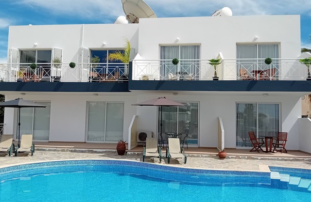 Kato Paphos Suites - 1-Bed Apartment, Great location, Pool view, Wi-Fi & a/c.