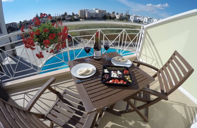 Kato Paphos Suites - 1-Bedroom Apartment. Pool view, WiFi & a/c. Great Location