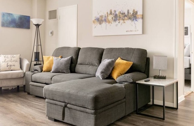 KC Plaza One Bedroom with Gym/Pool/Parking