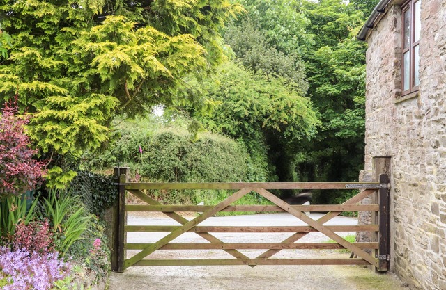 KEEPERS COTTAGE, pet friendly, character holiday cottage in Liskeard