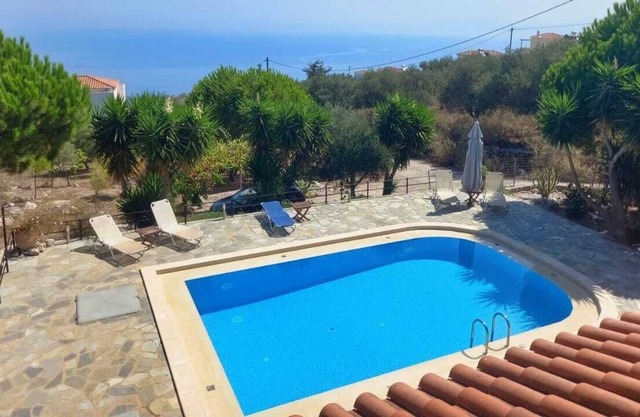Kefalas, Chania. Great sea views, privacy, & close to tavernas