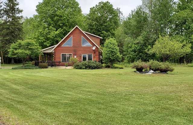 Kemp's Rentals-Great Family Home-Relaxing-Private-5 Acres-Close to Beach & MTU