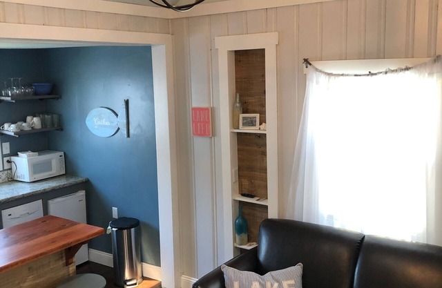 Kenzie's Sandcastle is a cozy 1 bedroom cottage with a partial lake view.