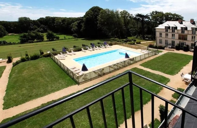 Kergonano - Parking privé et piscine