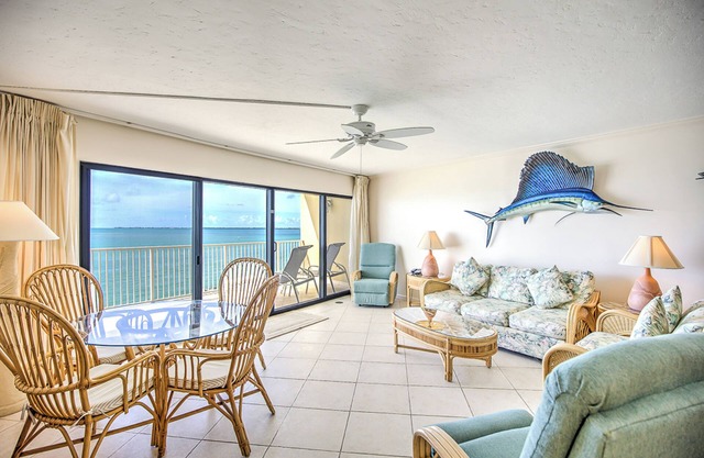 Keyzy & Comfortable Top Floor Oceanfront Condo
