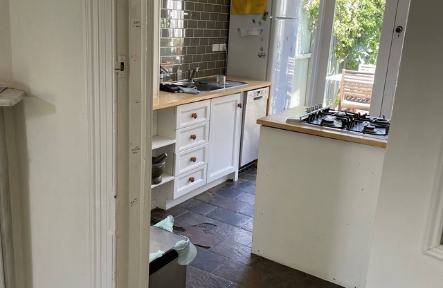 Kid and dog Friendly two bed House With Parking in Great Location