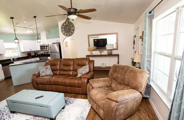 Kid/Pet Friendly, 2/2 Home Fully Fenced Acre, Great location for Scallop Season