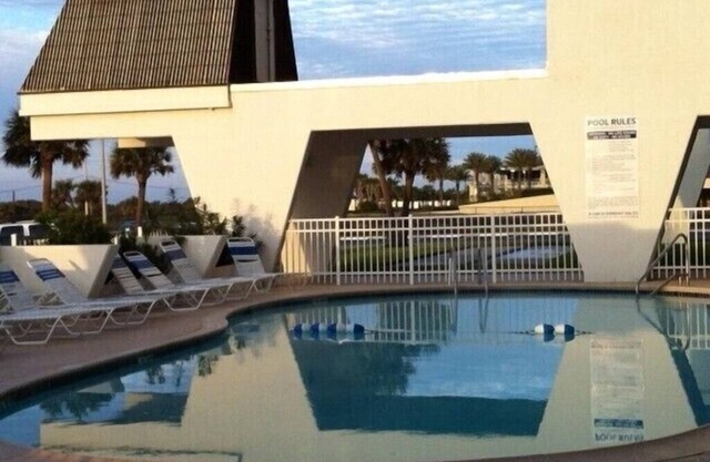 Killer kitchen, OMG Gulf, bay views. Right on the beach. Sleeps 2-4.