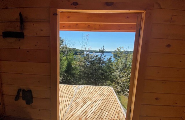 Kiltearn on the Peak: Cozy off-grid tiny house with an amazing lake view